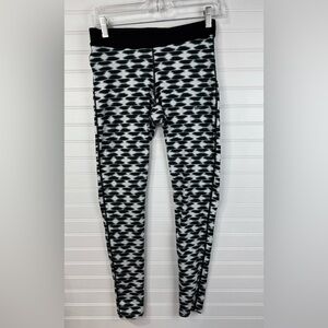 Nike women’s relay Dri-Fit black & white pattern athletic legging. Size small